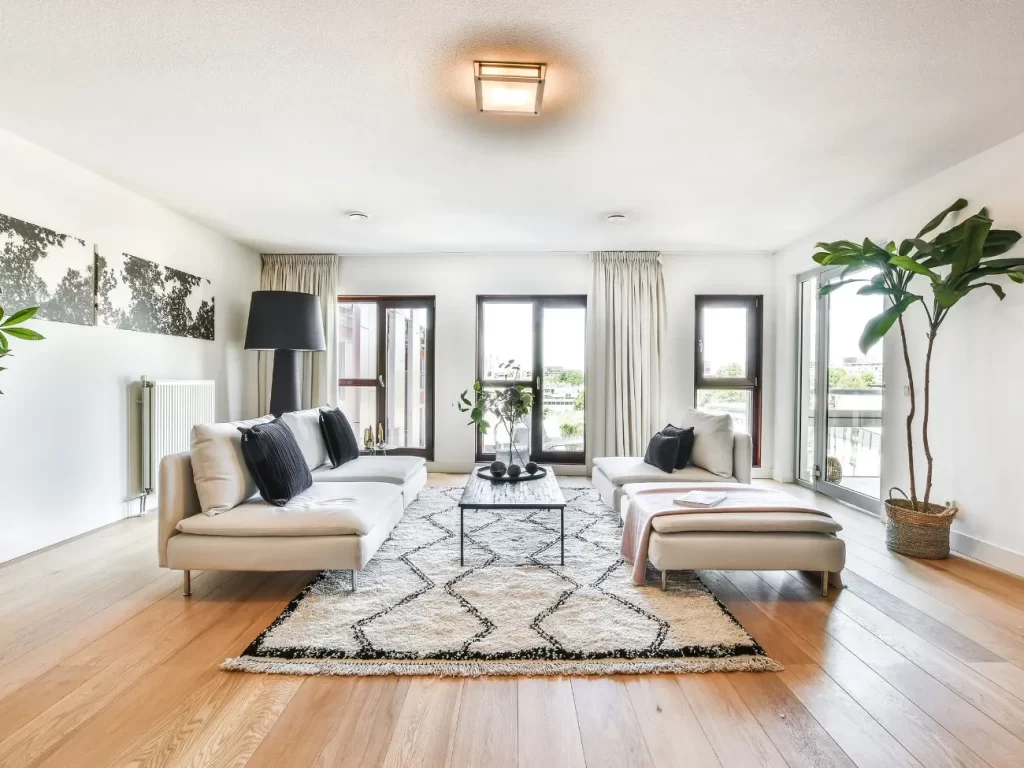 Visione di un salotto spazio e luminoso con divani moderni e di design