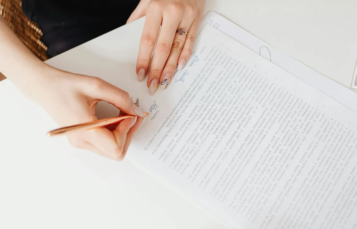 Donna che firma contratto di vendita casa dal notaio