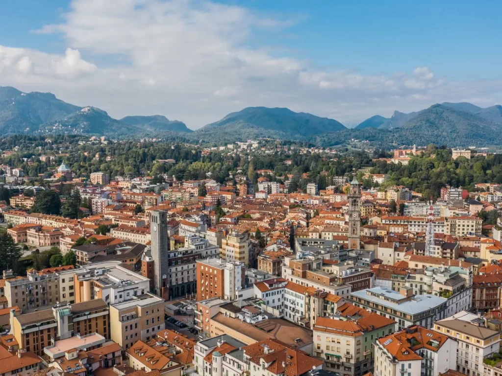 Panoramica della città di Varese vista dall'alto con le montagne sullo sfondo