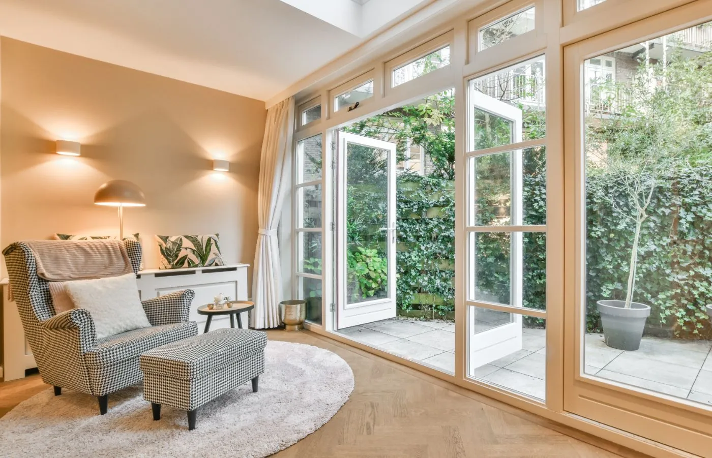 Salotto accogliente e dall'atmosfera cozy, arredato con poltrona e giardinetto